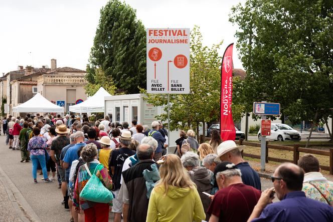 Des festivaliers à l’entrée du Festival international de journalisme, à Couthures-sur-Garonne (Lot-et-Garonne), le 12 juillet 2024.