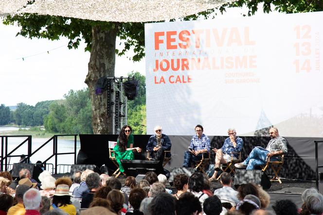 Au débat sur l’extrême droite du club des correspondants, avec Hassina Mechai de « Courrier International », Stefano Montefiori du « Corriere della Sera », Marc Bassets d’« El Pais », Jon Henley du « Guardian », et Julien Abiramia, de « Courrier International », à Couthures-sur-Garonne (Lot-et-Garonne), le 12 juillet 2024.