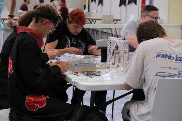 Een publiek van alle leeftijden neemt deel aan de Gundam World Advancement Association-workshop op de Japan Expo in Villepinte (Seine-Saint-Denis), op 11 juli 2024.