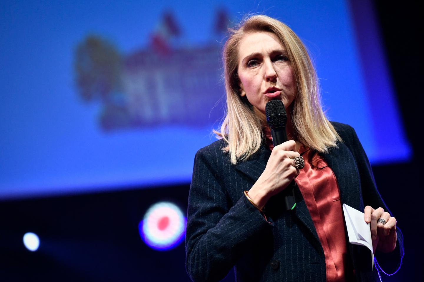 Sybille Ville, présidente de Radio France, exprime son soutien à Adèle van Reeth, directrice de France Inter, visée par une motion de censure.
