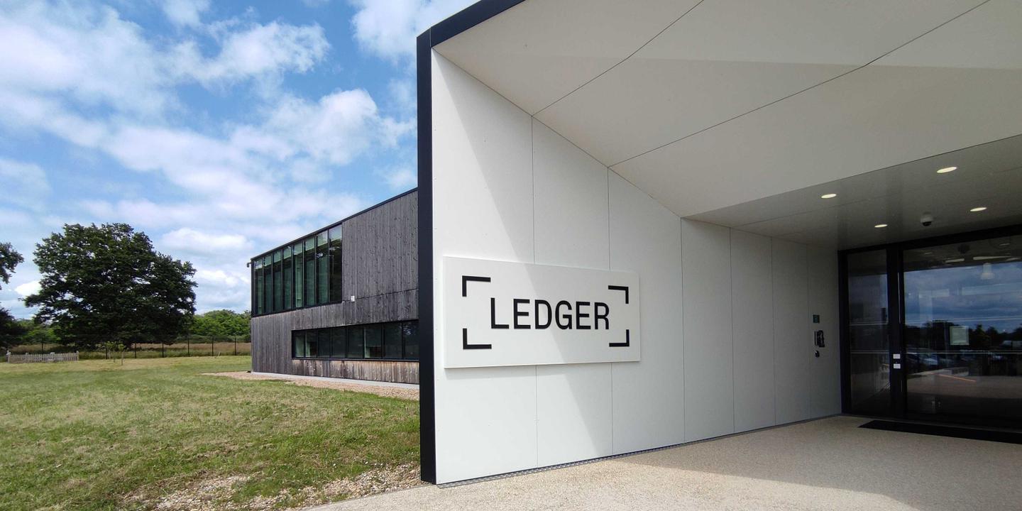 Ledger, le spécialiste français des coffres-forts numériques qui se voit en  « Apple des cryptoactifs »