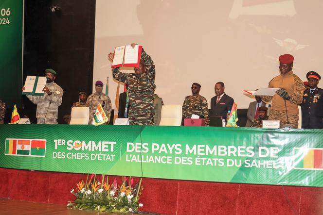 Le général nigérien Abdourahamane Tiani (au centre), le colonel malien Assimi Goïta (à gauche) et le capitaine burkinabé Ibrahim Traoré (à droite) lors du premier sommet de la confédération des Etats du Sahel, à Niamey, le 6 juillet 2024.