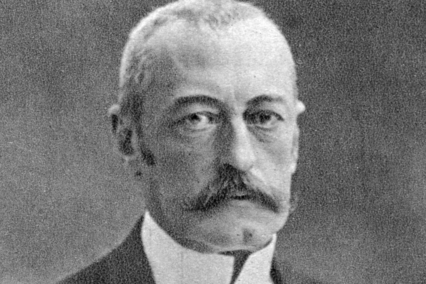「考えられないと考えられていたが、共和制防衛の政府という計画は1899年に成功裏に実行された」