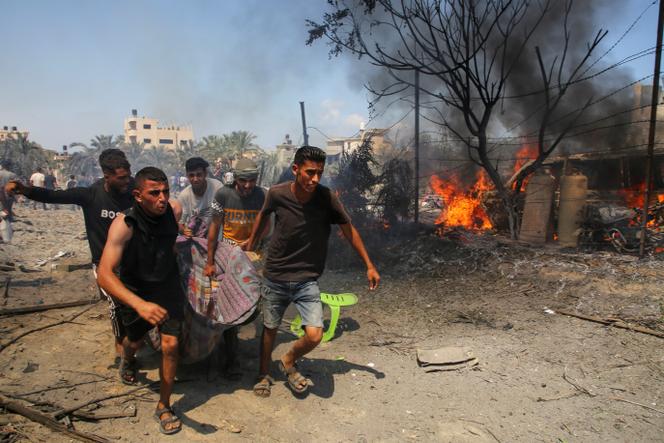 Palästinenser evakuieren einen verletzten Mann aus al-Mawasi nach einem israelischen Angriff auf ein Flüchtlingslager am 13. Juli 2024. 