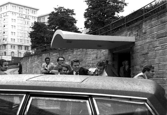 Il presidente Ronald Reagan viene spinto nella sua limousine dagli agenti dei servizi segreti dopo essere stato colpito e ferito fuori da un hotel di Washington, il 30 marzo 1981.