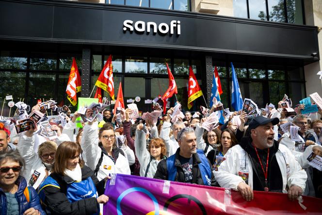 Des employés de Sanofi manifestent contre des suppressions de postes dans la recherche en oncologie, devant le siège de l’entreprise, à Paris, le 30&nbsp;avril 2024.