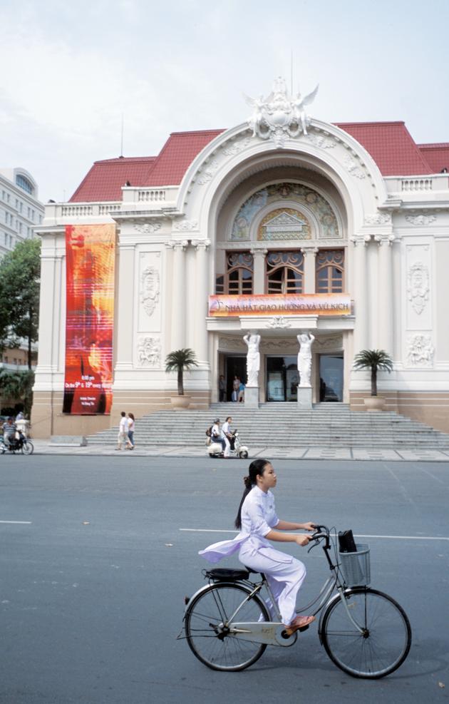 A Ho Chi Minh-Ville, le Théâtre municipal, construit par les Français en 1900 (ici en 2016).