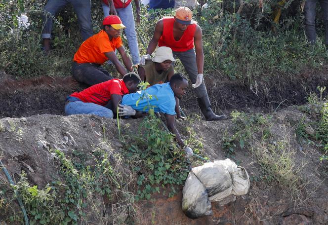 Des volontaires extraient des restes humains de la décharge de Kware, à Nairobi, le 12 juillet 2024.