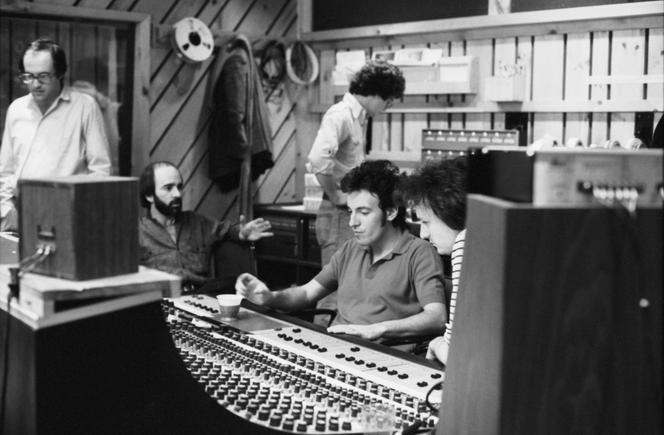 Le producteur et manageur Jon Landau, le pianiste Roy Bittan et Bruce Springsteen, lors d’une séance d’enregistrement de l’album « The River », en mars 1980, au studio new-yorkais Power Station. A droite et en arrière-plan, l’ingénieur du son Neil Dorfsman et son assistant Garry Rindfuss.
