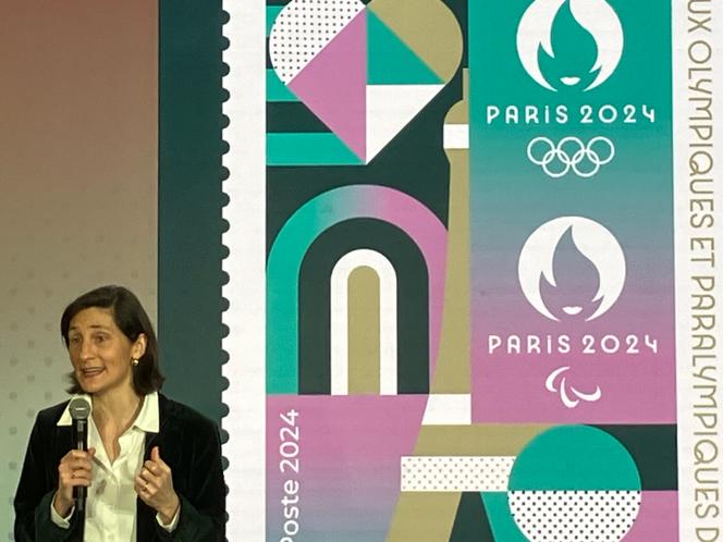 Dévoilement du timbre-annonce des Jeux olympiques de Paris 2024&nbsp;le 26 mars au Musée de La Poste, avec la ministre Amélie Oudéa-Castéra.
