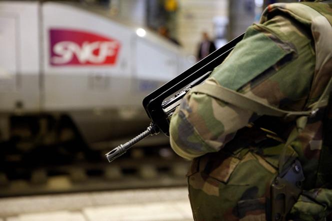 Un membre de l’opération « Sentinelle » dans une gare parisienne, le 2 octobre 2017.