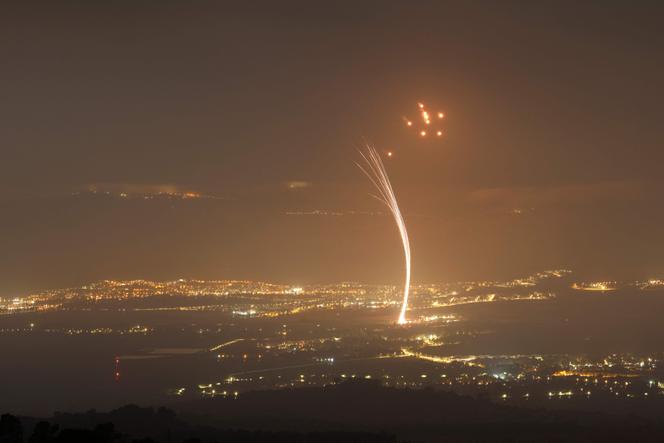 Des roquettes tirées depuis le sud du Liban par le Hezbollah et interceptées par le système de défense aérienne israélien du Dôme de fer, vues depuis le nord d’Israël, le 15 juillet 2024.