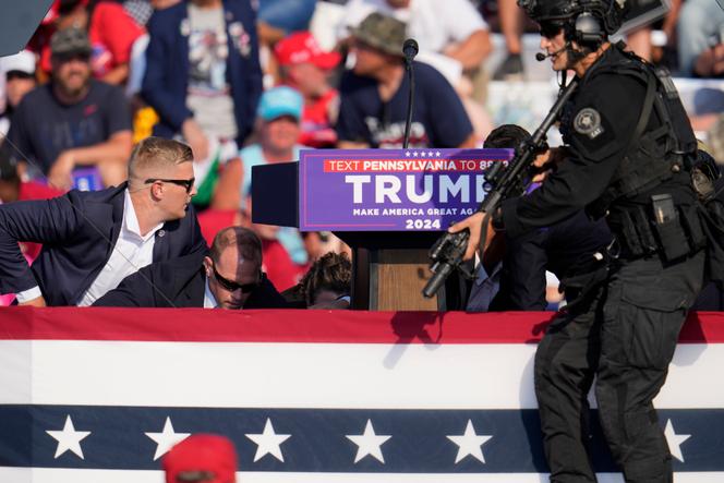 Des agents de sécurité entourent Donald Trump lors d’un événement de campagne à Butler (Pennsylvanie), le 13 juillet 2024.