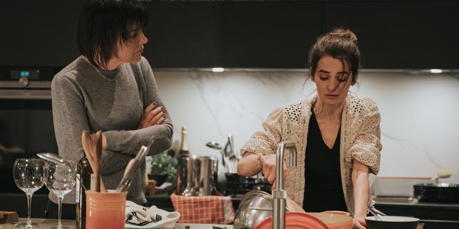 « Dîner à l’anglaise » : une comédie noire chez des Londoniens huppés