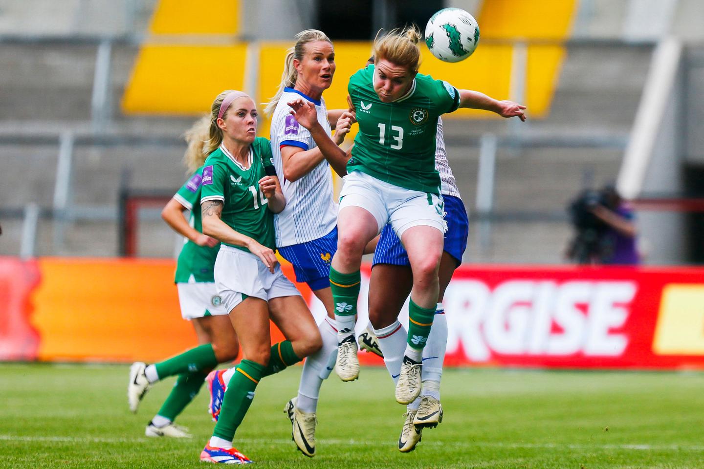 Euro 2025 : l'&eacute;quipe de France f&eacute;minine s'incline face &agrave; l'Irlande mais termine en t&ecirc;te de son groupe