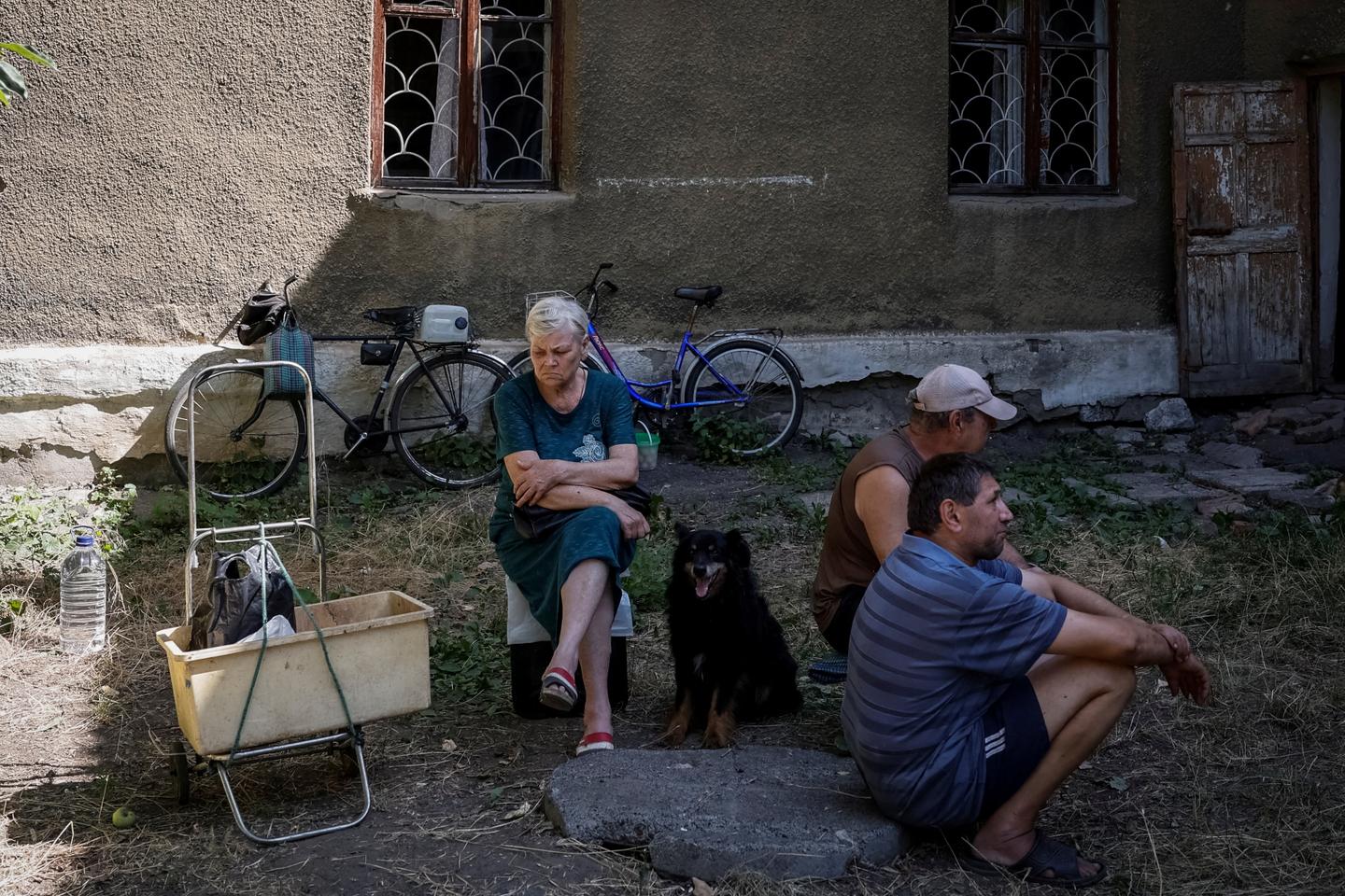 In the Donbas, an invisible gulf between the Ukrainian military and civilians accused of 'waiting for Russia'