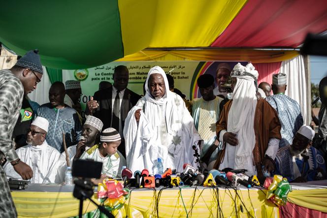 L’imam Mahmoud Dicko lors d’un meeting à Bamako, le 28 novembre 2021.
