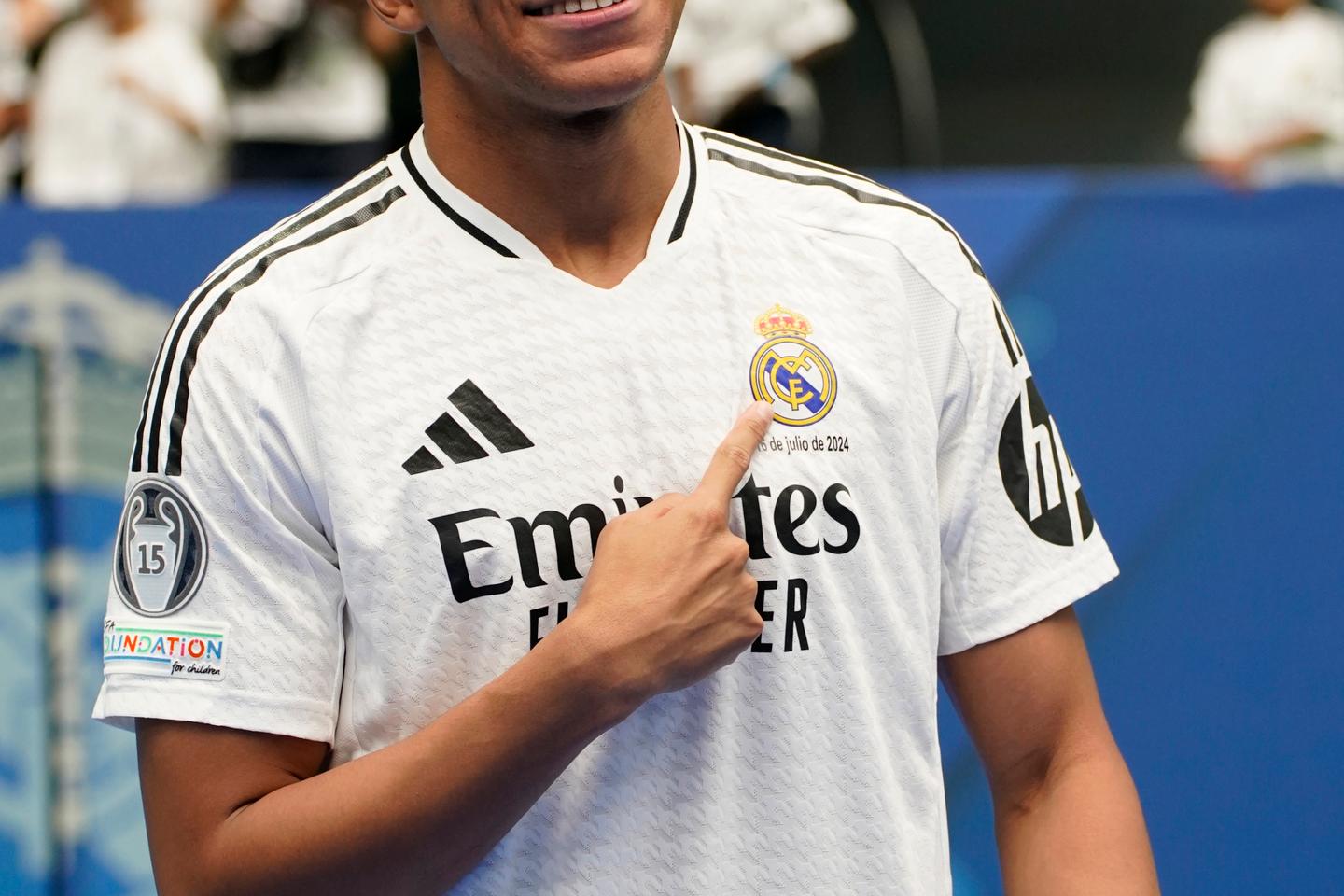 Video. Watch: Kylian Mbappé presented to 80,000 Real Madrid fans