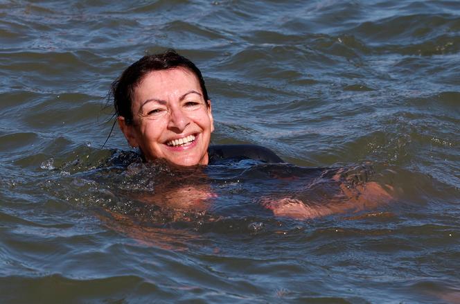 Paris Mayor Hidalgo dives into the Seine and the Olympic deep end