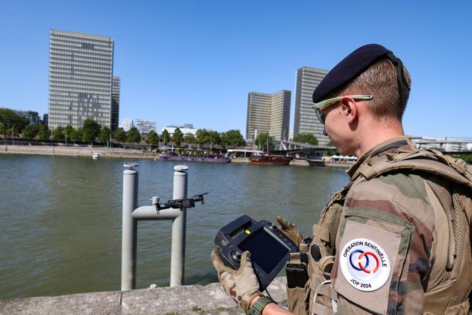 Un soldat de l’opération « Sentinelle » fait la démonstration de l’utilisation d’un drone à des fins de surveillance, à Paris, le 17 juillet 2024.