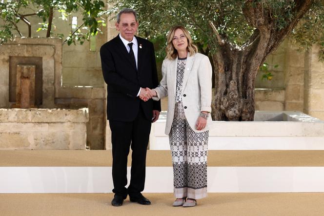 Ahmed Hachani, de toenmalige premier van Tunesië, met de voorzitter van de Italiaanse Raad, Giorgia Meloni, op de G7-top, 14 juni 2024, in Savelletri, Italië.