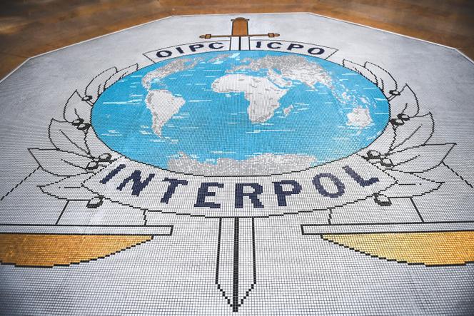 Le logo de l’Organisation internationale de police criminelle, connue sous le nom d’Interpol, dans le hall du siège à Lyon.