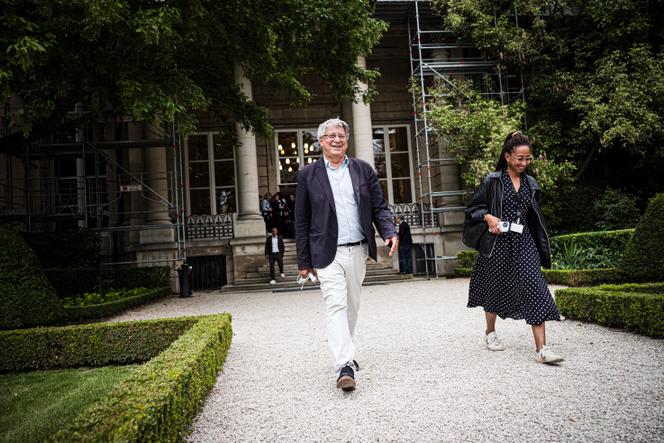 Le député « insoumis » de la Seine-Saint-Denis Eric Coquerel, dans le jardin des Quatre-Colonnes, accompagné de la suppléante, Manon Monmirel, à l’Assemblée nationale, à Paris, le 16 juillet 2024.