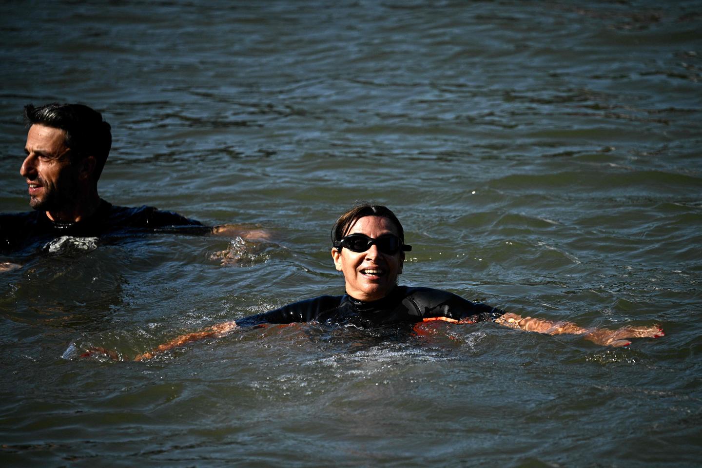 Anne Hidalgo ha fatto il bagno nella Senna pochi giorni prima della gara di nuoto in acque libere dei Giochi Olimpici