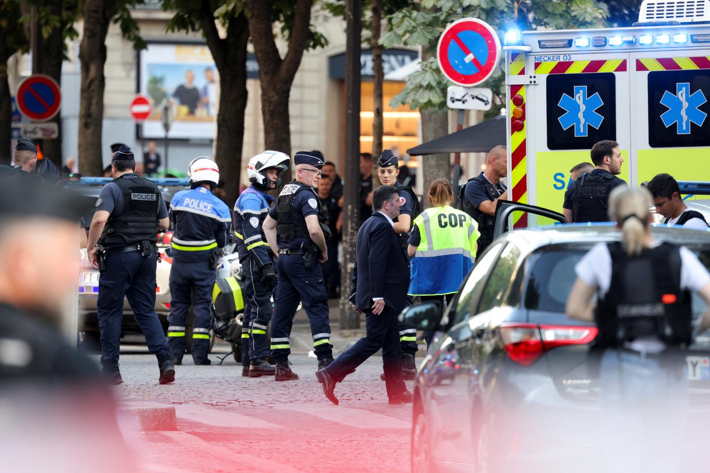 Paris police officer wounded near Champs-Elysées