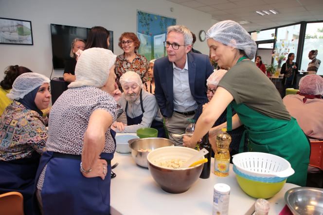 Stéphane Troussel, président (PS) du conseil départemental de Seine-Saint-Denis, lors d’un atelier cuisine avec une diététicienne, à Montreuil, le 16 juillet 2024.