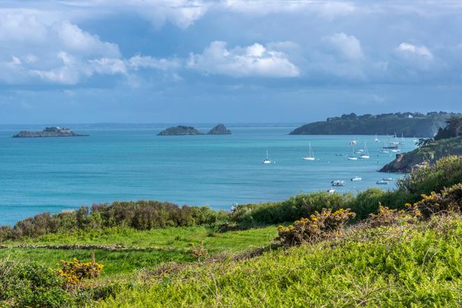Grande rade de Cancale, prise de la pointe du Grouin, îles du Châtellier et des Rimains, en Bretagne.