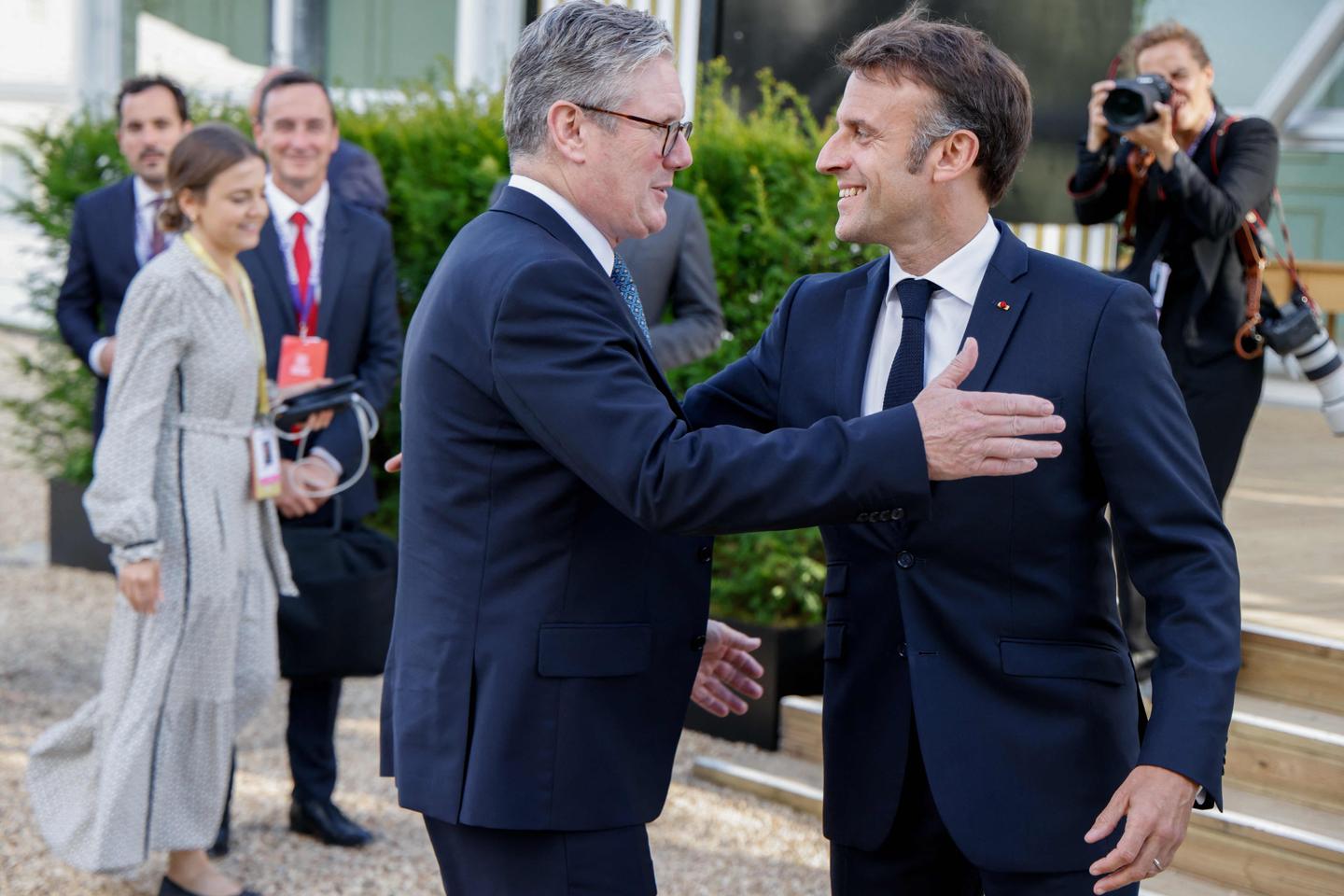 Tra Keir Starmer ed Emmanuel Macron, il primo appello a “ripristinare i rapporti” tra Londra, Parigi e Unione Europea