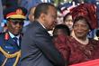 « Mama Ngina » Kenyatta, en compagnie de son fils Uhuru Kenyatta (au centre), président du Kenya de 2013 à 2022, à Nairobi, le 20 octobre 2015.