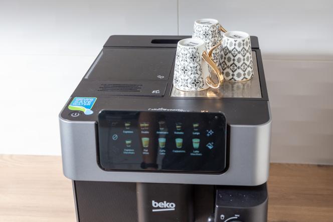 La machine dispose d’un chauffage passif pour faire tiédir les tasses avant leur utilisation.