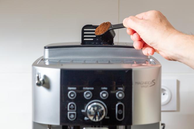 La trappe située sur le dessus de l’appareil peut accueillir une dose de café moulu. Elle sera utilisée si l’on tourne la molette jusqu’à la butée à gauche