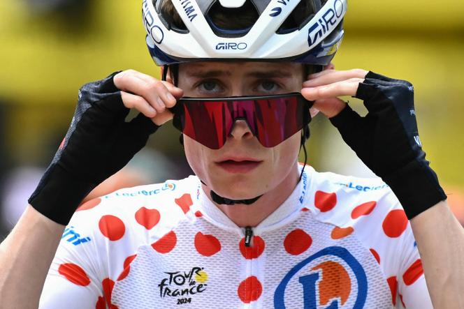 Le danois Jonas Vingegaard recouvert du maillot de pois du meilleur grimpeur du Tour de France, à Embun (Hautes-Alpes), le 19 juillet 2024.