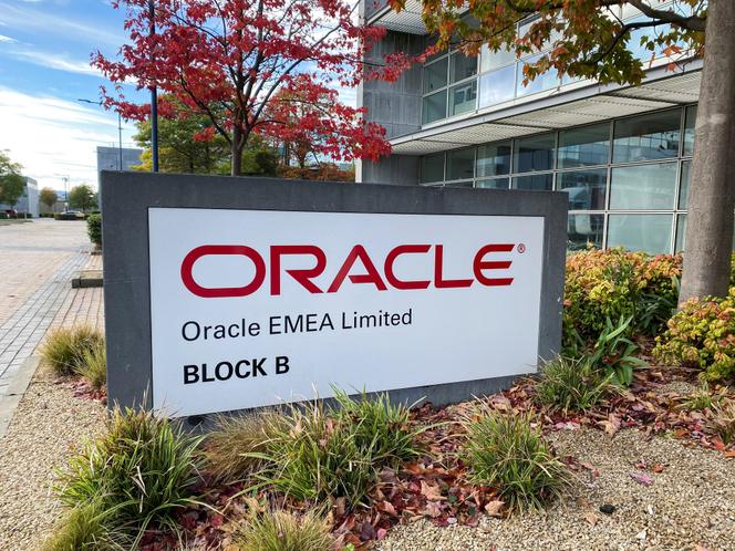 Enseigne du fournisseur de services Oracle, devant des bureaux de la société, à Dublin, le 18 octobre 2021.