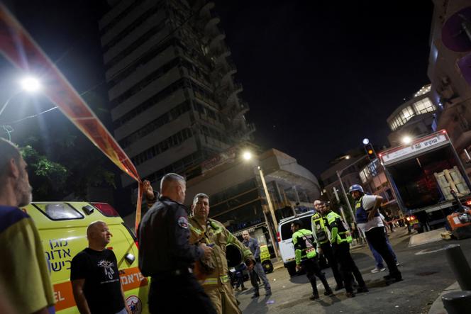 Rettungskräfte in der Nähe eines Gebäudes, in dem es am 19. Juli 2024 in Tel Aviv, Israel, zu einer großen Explosion kam.