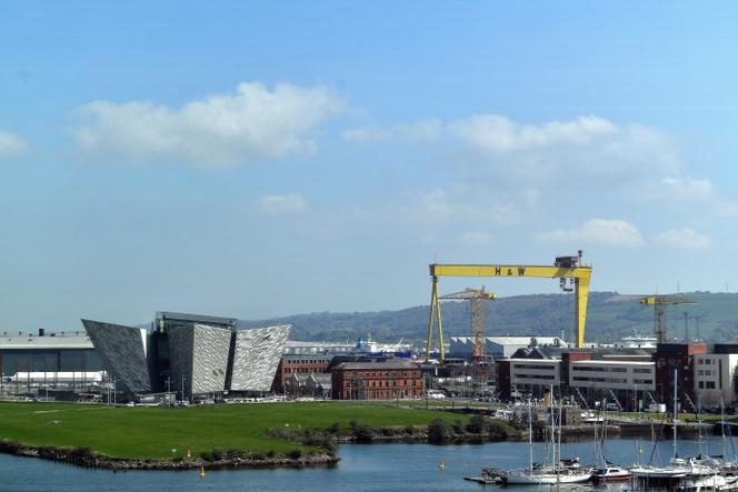 Le bâtiment du Titanic et les grues Harland & Wolff, à Belfast, en Irlande du Nord, le 29 avril 2022. 
