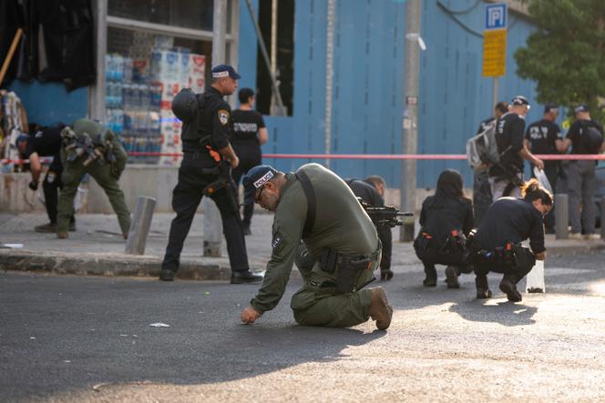 Izraelska policja bada miejsce ataku dronem, do którego przyznali się Houthi, w Tel Awiwie, 19 lipca 2024 r.
