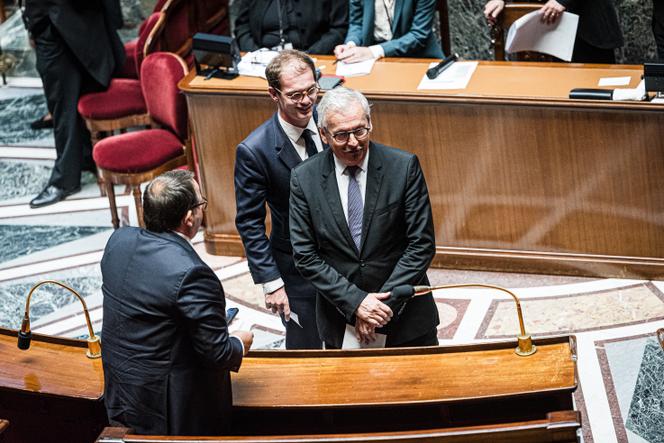 Yannick Neuder, député Renaissance, discute avec les députés Renaissance Pierre Cazeneuve et Jean-René Cazeneuve, lors de l’ouverture de la XVIIᵉ législature à l’Assemblée nationale, à Paris, le 18 juillet 2024.