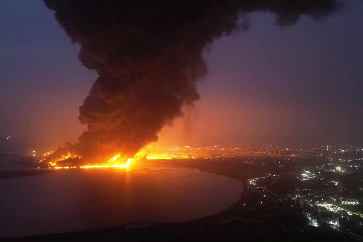 Nello Yemen, la città di Hodeidah è teatro di un enorme incendio dopo i mortali raid israeliani