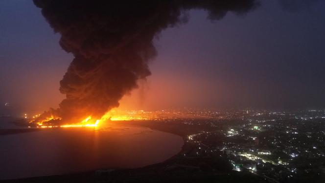 Una veduta aerea dell'incendio scoppiato nel porto yemenita di Hodeidah a causa dei bombardamenti israeliani, il 20 luglio 2024. Foto fornita dal centro stampa dell'esercito Houthi.