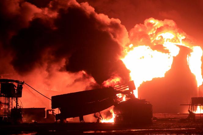 Le port de Hodeïda en flammes dans la nuit du samedi au dimanche 21 juillet 2024.