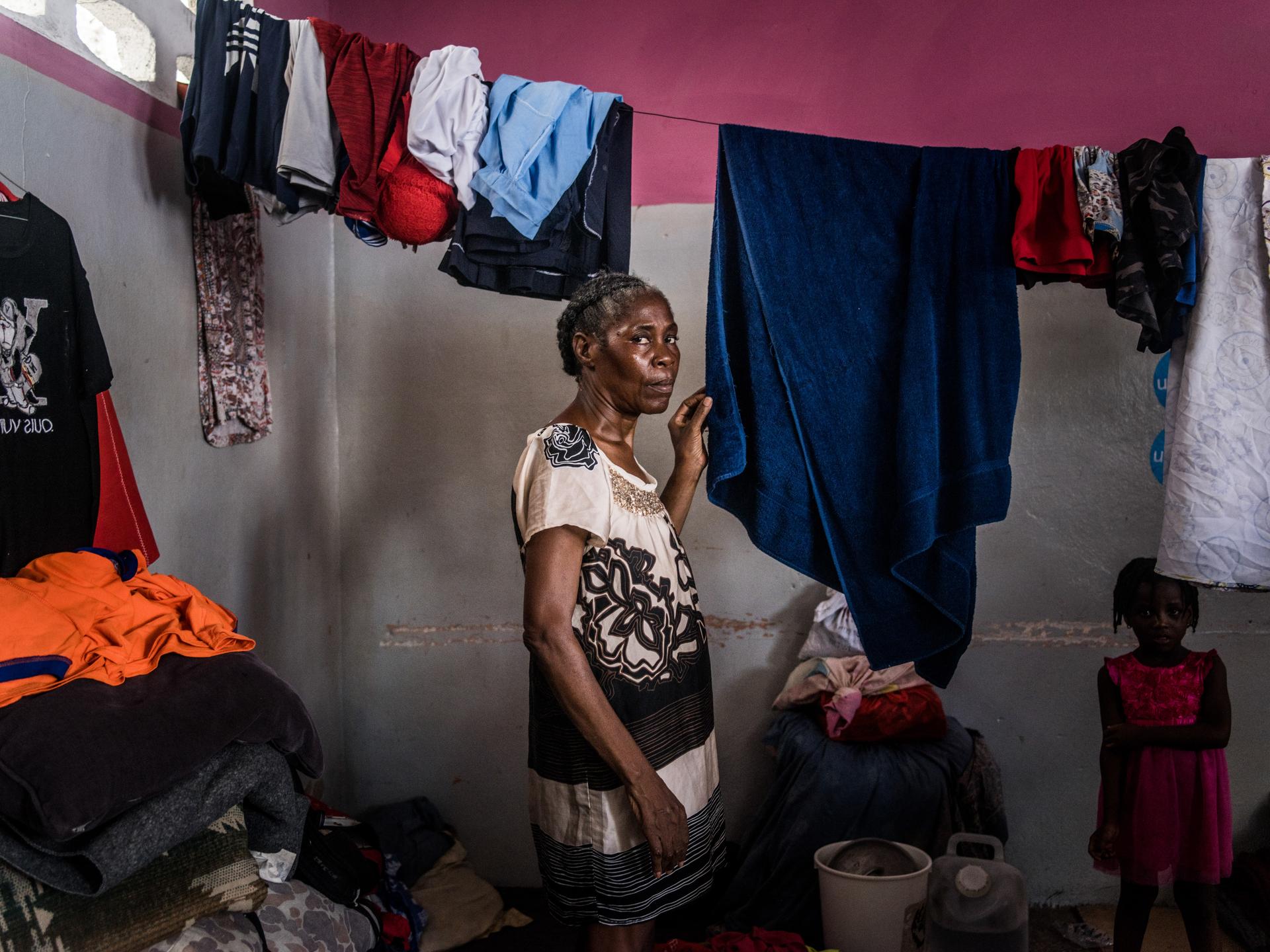 Elodie Auguste (60 ans), mère de cinq enfants, dans une salle de classe de l’Ecole nationale Darius-Denis, où elle s’est réfugiée avec plusieurs autres familles. A Port-au-Prince, le 13 juillet 2024.