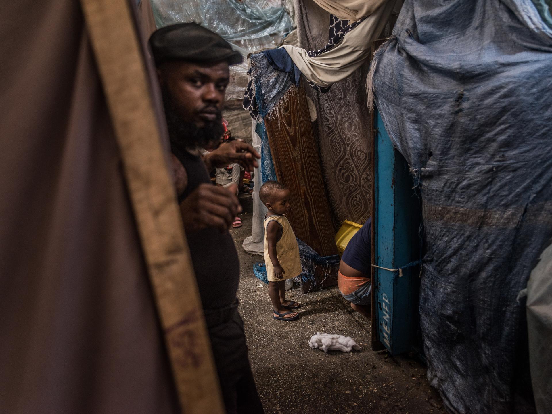 Des déplacés à l’Ecole nationale Darius-Denis, devenue un abri provisoire pour les victimes de la guerre des gangs, à Port-au-Prince, la capitale haïtienne, le 13 juillet 2024.