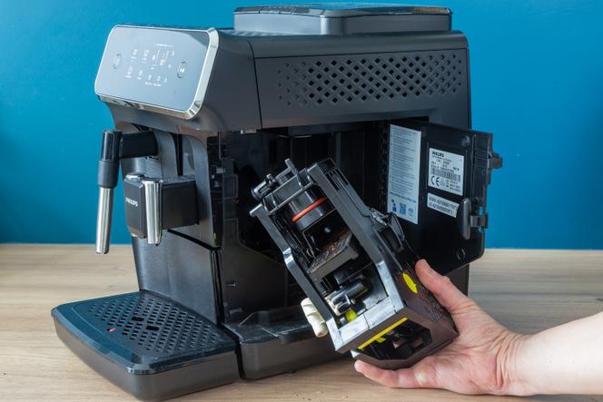 Le groupe de percolation des machines Philips, presque identique à celui de la marque Cecotec, est une pièce complexe. Le fabricant préconise de le passer sous l’eau toutes les semaines, et de le nettoyer en profondeur une fois par mois à l’aide d’une pastille de dégraissage à glisser dans la trappe à café moulu.