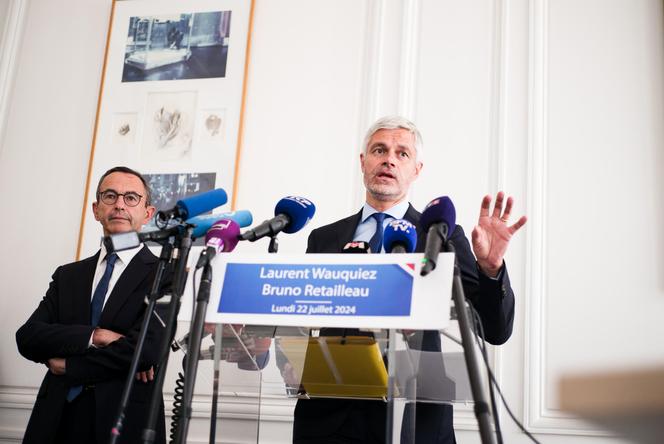 Laurent Wauquiez (au pupitre), président du groupe la Droite républicaine à l’Assemblée nationale, et son homologue au Sénat, Bruno Retailleau, au Palais-Bourbon, à Paris, le 22 juillet 2024.