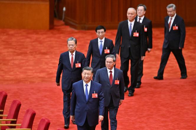 Les membres du comité permanent du Politburo, Xi Jinping en tête, suivi entre autres de Li Qiang, assistent à la troisième session plénière du 20ᵉ Comité central du Parti communiste chinois, le 18 juillet 2024.