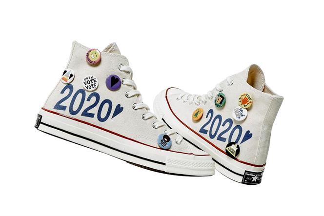 Il paio di Converse creato dall'attivista e artista Nina Chanel.